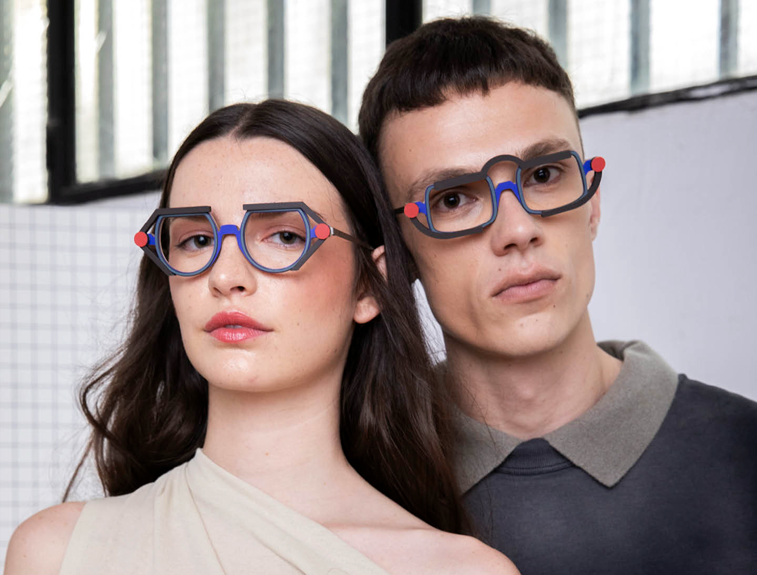 Élénk optikai keretek 2026 nyarára: színek, szabad formák és karakteres szemüvegtrendek az optikákban