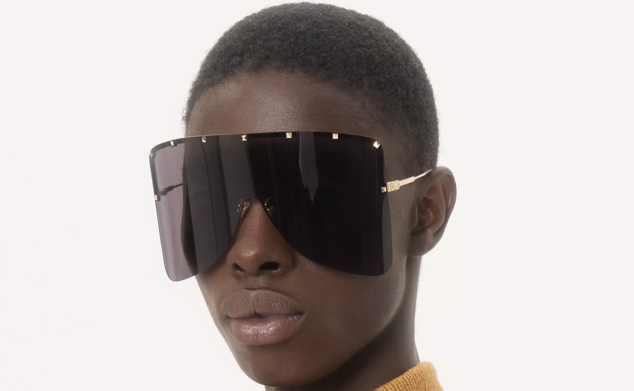 Valentino Eyewear 2026 ősz/tél: couture-kódok és markáns formák az új Interferenze kampányban
